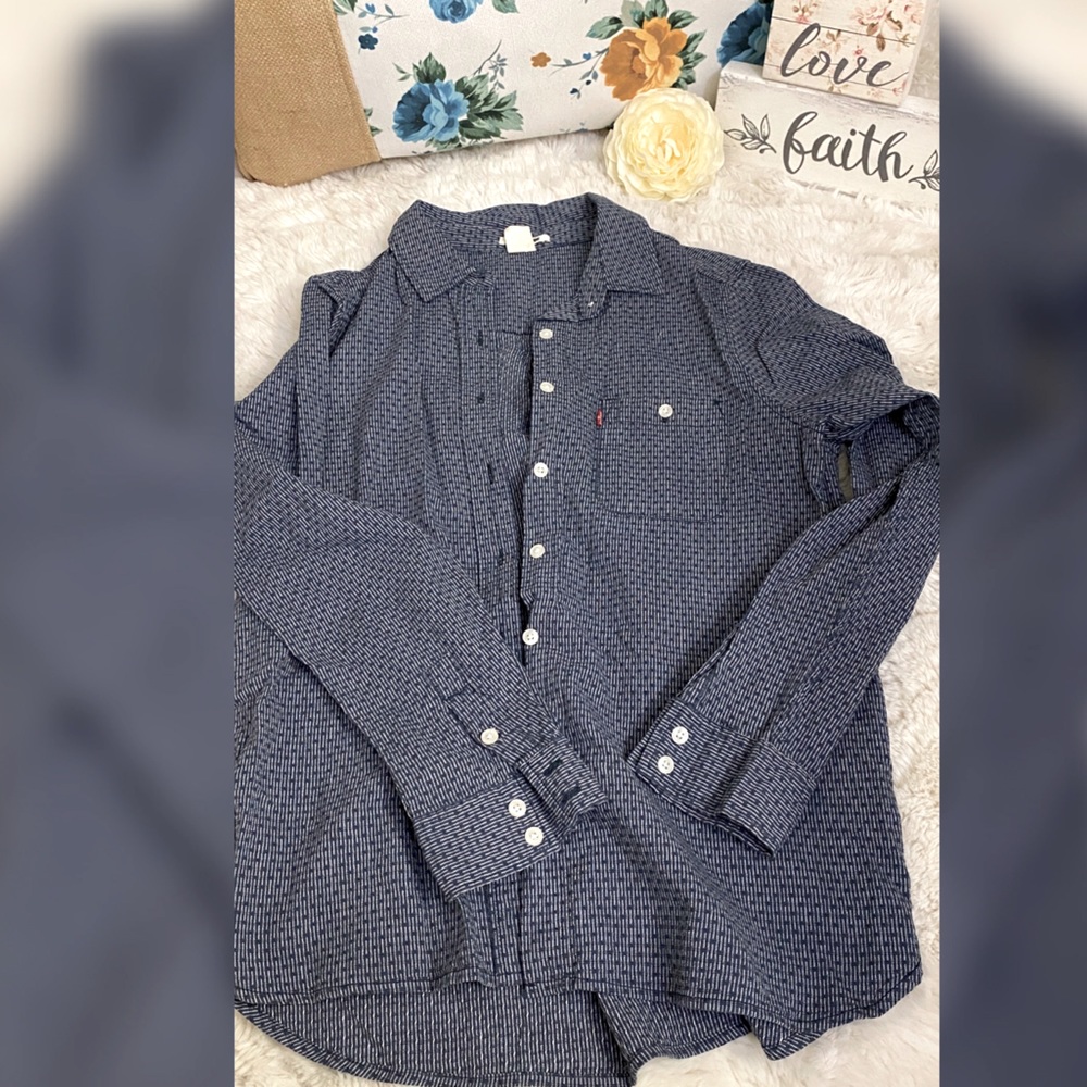 Levi’s button down shirt 👕